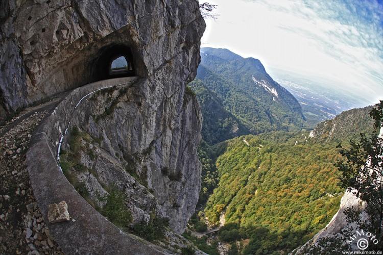 <p>Normalde odun taşımacılığı yapılan yolun eşsiz manzarası, oranın normal bir yoldan turistik bir noktaya dönüşmesine vesile oldu.</p>
<p> </p>