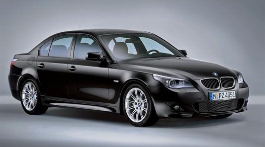 BMW 520d: Segmentini yıllardır en iyi şekilde temsil eden BMW 5 Serisi, en &ccedil;ok tercih edilen model olarak senelerdir s&uuml;re gelen &uuml;st&uuml;nl&uuml;ğ&uuml;n&uuml; performanslı benzinli ve dizel motor se&ccedil;enekleri devam ettiriyor.  L&uuml;ks&uuml;, konforu, prestiji, performansı ve s&uuml;r&uuml;ş keyfini bir arada sunan bu otomobil, hem sunduğu rahatlık ve g&uuml;ven hissiyle, hem de 100 km&rsquo;de ortalama 4,8 litrelik yakıt ekonomisi sayesinde bundan sonra da segmentinde ilk tercihlerden biri olmaya devam edeceğe benziyor. Fiyatı ise 78.917 Euro.