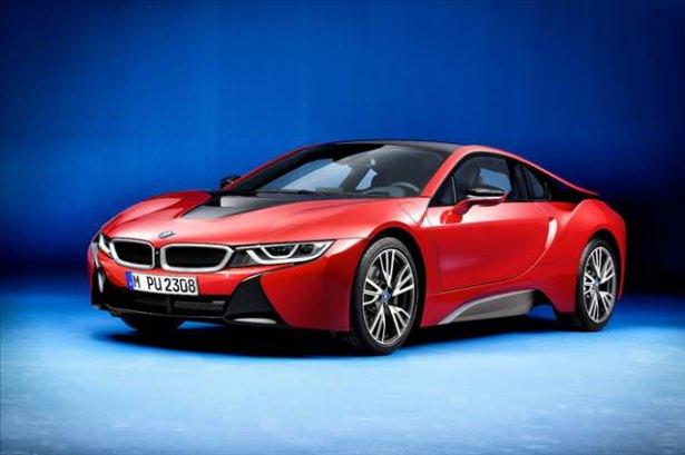 <p>Dünyanın en önemli otomobil fuarlarından biri olarak kabul edilen Cenevre Otomobil Fuarı, yepyeni modellerin podyumu olacak.BMW’nin elektrikli sporcusu i8’in özel versiyonu i8 Protonic Red Edition da Alman markayı bu fuarda temsil edecek otomobillerden biri olacak. </p>
