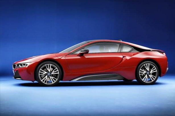 <p>Versiyona has kırmızı renk ve donuk gri metalik gövde parçalarına sahip otomobilde, 20 inç boyutunda hafif alaşım jantlar kullanılıyor.</p>
