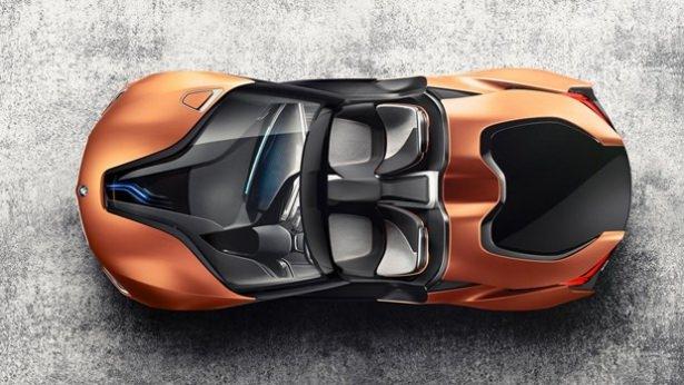 <p>Otomobilin dikkat çeken özelliklerinden biri de ayna bulunmaması. BMW’nin konsept modelinde ayna yerine kameralar kullanılarak sadece güvenliğin sağlanması değil, sürtünme katsayısını düşürmek ve rüzgar sesini azaltmak da amaçlanmış.</p>
