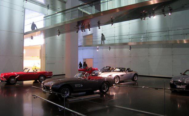 <p>BMW Müzesi, Almanya'nın Münih şehrinde bulunan otomobil müzesi. 1972 yılında, 1972 Yaz Olimpiyatları'ndan hemen önce açılmıştır. Müze, BMW'nin tarihi hakkındadır ve BMW'nin eski otomobilleri müzede yer almaktadır. Müze, Olympiapark'ın yakınında yer almaktadır</p>

<p> </p>

<p> </p>
