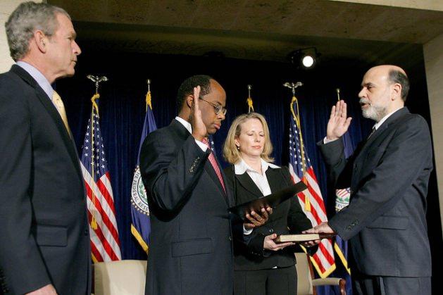 <p>6 Şubat 2006'da ABD Başkanı Bush, Bernanke'nin Fed Başkanlığı için yaptığı yemin törenini izlerken.</p>