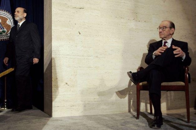 <p>Bernanke, yemin töreni için çağrılırken selefi Greenspan sandalyede oturarak olan biteni izliyordu.</p>