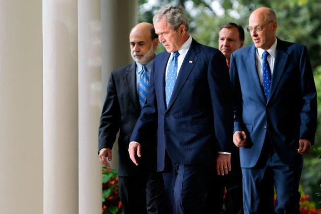 <p>2008'de Washington'da soldan sağa Bernanke, Başkan Bush, SEC Başkanı Christopher Cox ve Hazine Bakanı Henry Paulson, finansal piyasalarda yaşanan gelişmeler ile ilgili ortaya çıkan endişeleri gidermek için açıklama yapmak üzere Beyaz Saray'ın önünde.</p>