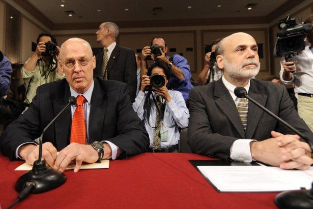 <p>Bernanke, sağda, ve Paulson 2008'de Senato'nun Bankacılık Komisyonu önünde sunum yaparken tanık masasında oturuyor.</p>