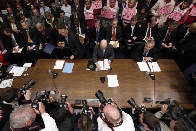 <p>Bernanke ve diğer bankacılık sektörü yetkilileri 2009'da Washington'da AIG konusunda Kongre'nin Finansal Hizmetler Komisyonu önünde sunum yapmaya hazırlanıyor.</p>