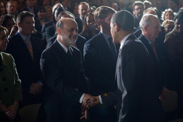 <p>ABD Başkanı Barack Obama 2009'da Washington'da Bernanke ile el sıkışırken.</p>