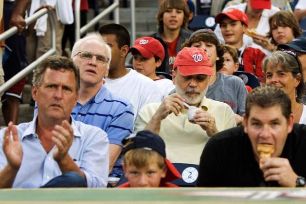 <p>2009'da Washington'da Washington Nationals ve the Toronto Blue Jays takımları arasında yapılan beyzbol maçını izlerken Bernanke dondurmasını yiyordu.</p>