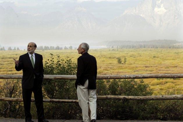 <p>Bernanke ve İsrail Merkez Bankası eski Başkanı Stanley Fischer 2012'de, Jackson Hole yakınlarındaki Grand Teton Ulusal Parkı'nda dolaşırken.</p>