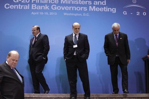 <p>ABD Başkanı Obama, Bernanke ve Janet Yellen Ekim 2013'te Senato'nun yemek salonundan çıkıyor. Yellen, 1 Şubat itibariyle Bernanke'nin yerine geçti.</p>