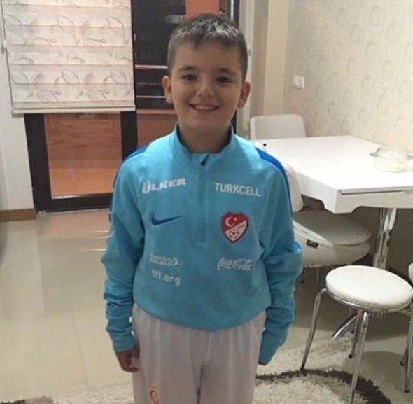 <p>Dortmund'un başarılı oyuncusu Emre Mor, takım otobüsüne bineceği sırada küçük bir taraftar ağlayarak kendisine seslendi. Emre, küçük futbolseverin ricasını kırmayarak önce onunla fotoğraf çektirdi, ardından milli takım tişört armağan etti.</p>