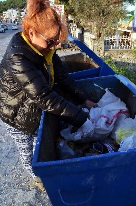 <p>Hayvanseverlerin çabasına rağmen köpekler telef oldu. Yavru köpekleri çöpe kimin attığının araştırıldığı belirtildi.</p>
<p> </p>