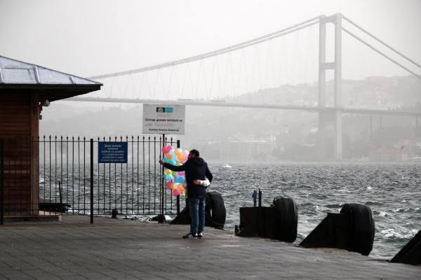 <p>Beşiktaş’ta zaman zaman boyu üç metreyi bulan dalgalar nedeniyle Üsküdar’a vapur ve tekne seferleri iptal edildi.</p>
