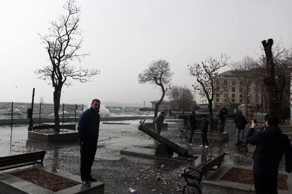<p>Beşiktaş sahile gezmeye gelen vatandaşlar  bir yandan dalgaları izlerken bir yandan da hatıra fotoğrafı çekmeyi ihmal etmediler.</p>
