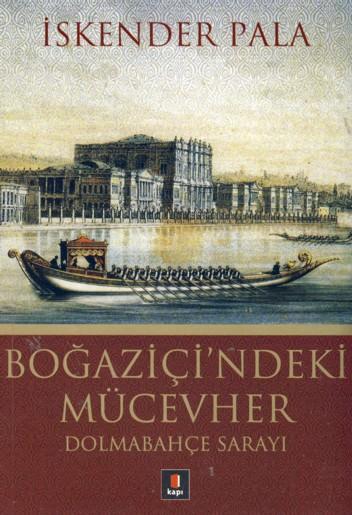 Bir saltanat sarayı. Osmanoğulları’nın miras bıraktığı görkemli mimari yapılardan biri. Bir saltanatın en görünür olduğu geçit alam. Sadece o değil. Kültür ve medeniyet yaşantısının renkten renge büründüğü ”saray”. içinde yaşayanların ”mekânın poetikası”nı da çattıklarını görürüz orada, incelikle. Bütün eşya, mekân, ışık, ses gündelik hayatın sosyolojisi içinde insana ve eşyaya koşar. Çevresini aydınlattığı kadar kendi masalım da söyler. İskender Pala, her sabah Boğaziçi’nin iki yakasından birinde Beylerbeyi’yle selamlaşan, İstanbul şiirinin en lirik mısrası gibi insanları yıllardır gözleyen bir saraydan, Dolmabahçe Sarayı’ndan sesleniyor. Dolmabahçe Sarayı’nın, yani ”Boğaziçi’ndeki Mücevher”in kitabım, eşyaları konuşturarak, onların ağzından hikâye ediyor ve her gün önünden binlerce insanın geçip gittiği mekânın ruhuna ortak olmaya çağırıyor. Okuyarak yaşamak, yaşarken yol almak için, bir kılavuz, kitaptan daha ötesi. ”Bazen bir çocuk, bazen bir cariye, bazen bir ruh veya mana. Onlar bir zamanlar sarayın kahramanıydılar ve şimdi sizinle konuşmak üzere hayata döndüler. İstiyoruz ki bu kitabın bölümleri size rehberlik edebilsin ve cümleler, yolculuklarınızı anlamlı kılsın, sonunda sizi bir sarayla buluştursun.”  