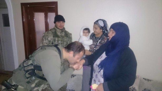 <p>Operasyon kapsamında güvenlik güçlerine sığınan vatandaşların askerler tarafından güvenli bölgeye tahliyeleri devam ediyor.</p>