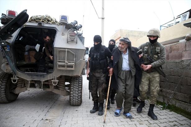 <p>Şırnak'ın Cizre ilçesinde barikatlardan dolayı hastaneye gidemeyen yaşlı çift, askerler tarafından güvenli bölgeye getirilerek hastaneye ulaştırıldı.</p>
<p> </p>