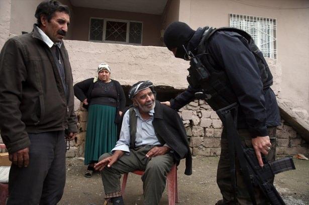 <p>Askeri yetkililer, bunun üzerine ailenin Sur Mahallesi'ndeki evine gitti.</p>