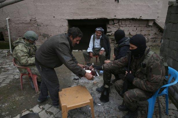 <p>İkram edilen çayı içen ve yaşlı çiftin durumuyla ilgili bilgi alan yetkililer, mahalleleri tuzaklanan patlayıcılardan temizlemeye çalıştıklarını, devletin her zaman vatandaşın yanında olduğunu belirterek, "Kimse size zarar veremeyecek. Sizlerin yanındayız" ifadelerini kullandı.</p>