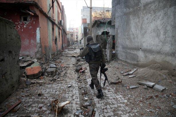 <p>Terör örgütü PKK mensuplarına yönelik operasyonların sürdüğü Şırnak'ın Cizre ilçesinde, PKK'lı teröristlere yönelik güvenlik güçlerince başlatılan "Şehit Jandarma Astsubay Kıdemli Çavuş Burak Demirci" operasyonu sürüyor. </p>