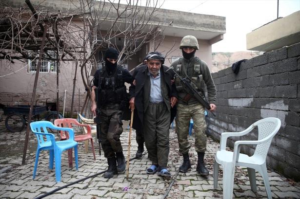 <p>Mahallelerde tuzaklanan patlayıcıları imha eden askerlerin yanına gelen bir kişi, anne ve babasının yaşlı olduğunu, bu nedenle barikatları aşıp onları hastaneye götüremediklerini söyledi.</p>
<p> </p>