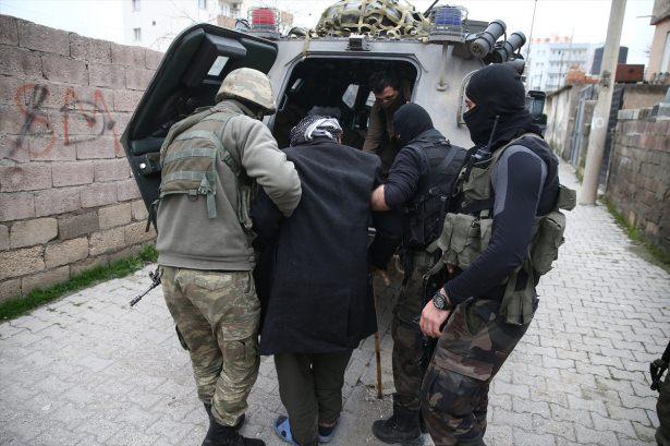 <p>İlçede olumsuz hava koşullarına rağmen vatandaşların can güvenliğini korumak için cansiparane görevlerini sürdüren güvenlik güçlerine en büyük desteği vatandaşlar veriyor.</p>