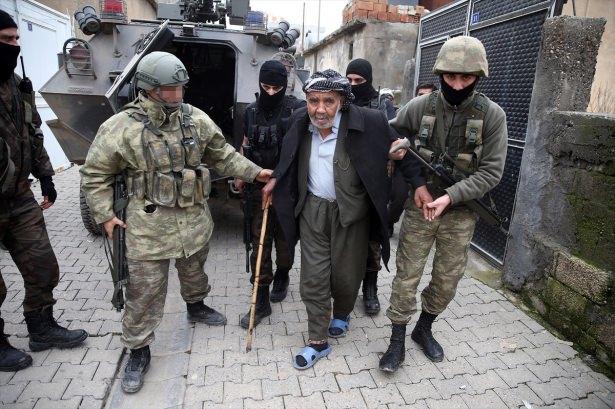 <p>İkram edilen çayı içen asker, duygulandıran bu sözleri üzerine yaşlı kadının elini öptü.</p>
<p> </p>