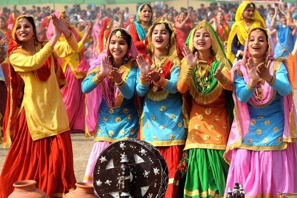 <div>Bollywood'un yer aldığı Maharashtra eyaletinde faaliyet gösteren Maharashtra Navnirman Sena (Maharashtra Milliyetçi Partisi) ise bütün Pakistanlı oyunculara ülkelerine dönmeleri çağrısında bulundu. </div>
<div> </div>