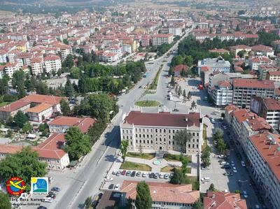 BOLU: Gıda Sanayi, reçel, marmelat, meyve suyu, patates cipsi, mısır çerezi, patates unu, tarım araçları, gübre, deri sanayi, ağaç ve sunta vidası, mıcır üretimi, seracılık, JES, torf üretimi, mantar, tavukçuluk, dağ, yayla ve kongre turizmi.