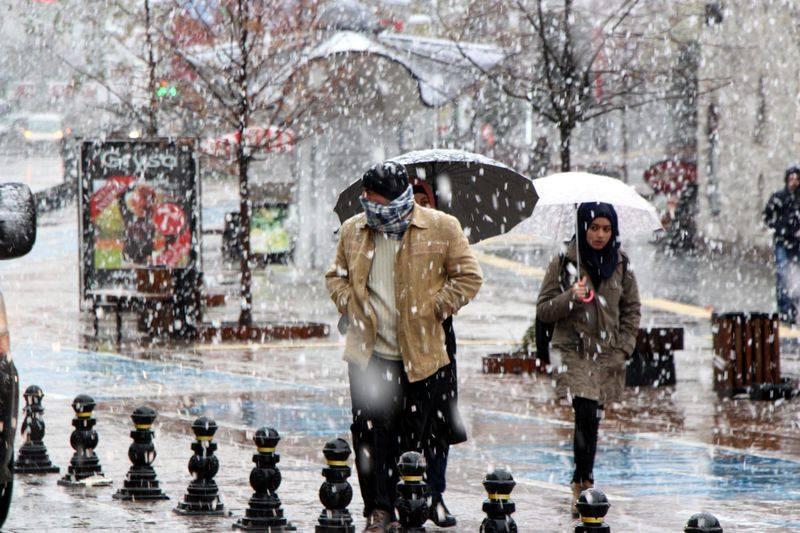 <p>Tüm yurdu etkisi altına alan soğuk ve yağışlı hava Ankara'da da etkisini gösterdi. Bugün sabah saatlerinden itibaren etkili olan sağanak yağış, saat 10.00 sıralarında yerini kar yağışına bıraktı.</p>

<p> </p>
