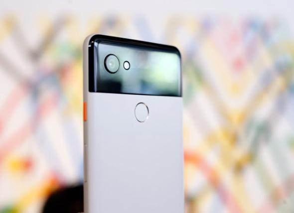 <p>Google Pixel 2 XL<br />
<br />
5.0 inç'lik ekranı olan diğer modelden daha büyük olan Google Pixel 2 XL'nin ekranı 6.0 inç. 1440 x 2880 piksel çözünürlük sunan ve Corning Gorilla Glass 5 bir ekranın yer aldığı cihaz, işlemci tarafında Qualcomm Snapdragon 835‘ten güç alıyor.</p>
