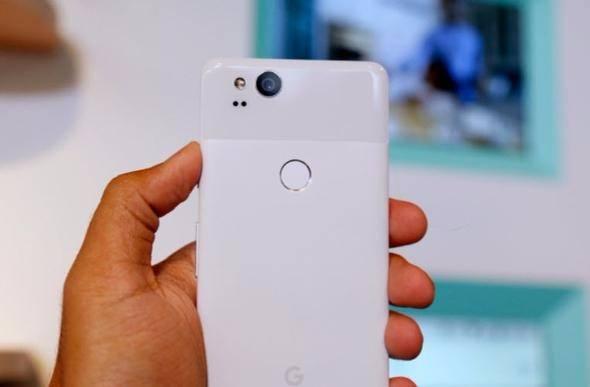 <p>Google Pixel 2 XL<br />
<br />
Google Pixel 2'de olduğu gibi 10 nm fabrikasyon süreci ile üretilen ve 2.35 GHz hızında çalışan 8 çekirdekli bir işlemci olan Snapdragon 835’e, grafik tarafında gerekli olan gücü ise Adreno 540 sağlıyor.</p>
