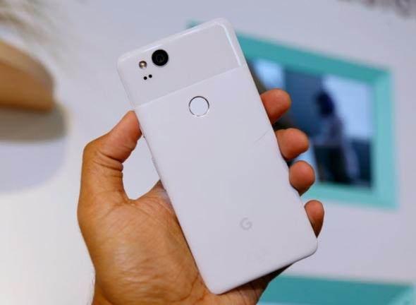 <p>Google Pixel 2 XL<br />
<br />
Always On teknolojisi sayesinde ekran kapalı olduğu durumlarda bile, saat ve bildirimler gibi ögelerin görüntülenmesine imkan tanıyor.</p>
