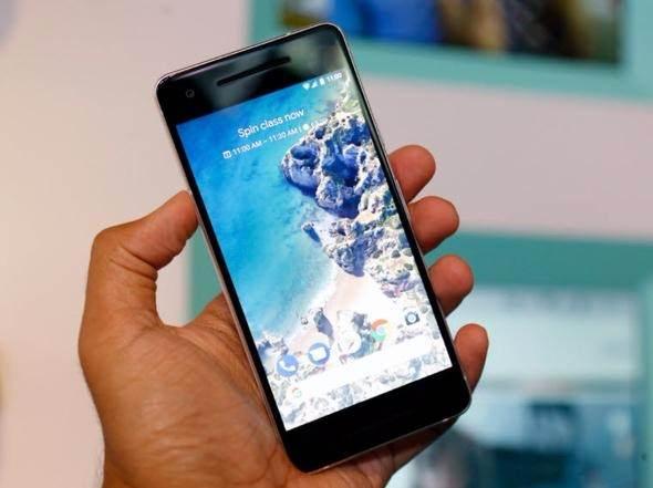 <p>Google Pixel 2 XL<br />
<br />
Arka tarafında 12 megapiksel çözünürlüğünde OIS destekli f/1.8 kameranın yer aldığı Pixel 2 XL, ön tarafında ise 8 megapiksel çözünürlüğünde f/2.4 bir kameraya ev sahipliği yapıyor.</p>