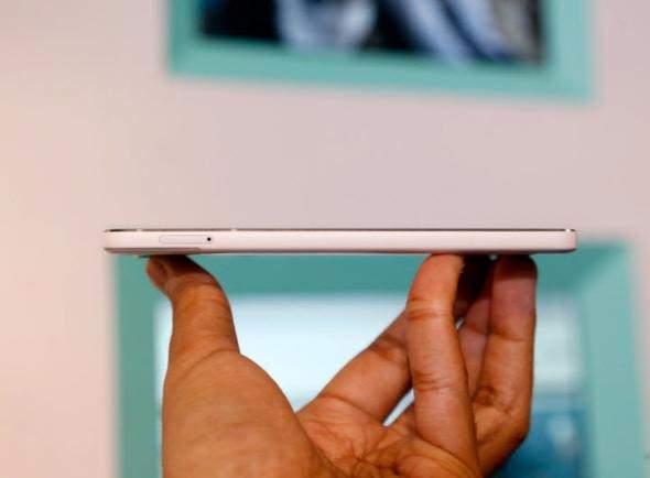 <p>Google Pixel 2 XL<br />
<br />
Google Pixel 2'de olduğu gibi 4K video kayıt desteğine sahip olan Pixel 2 XL Full HD çözünürlükte 120 fps ve HD çözünürlükte ise 240 fps video kaydına imkan tanıyor.</p>
