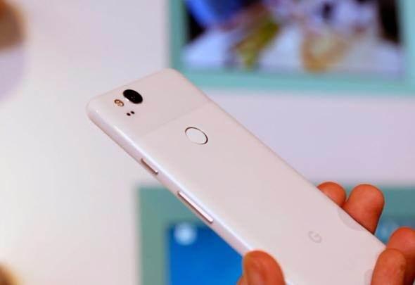 <p>Google Pixel 2 XL<br />
<br />
4 GB RAM’in yer aldığı akıllı telefon, 64 ve 128 GB olmak üzere iki farklı depolama seçeneği ile kullanıcıların karşısına çıkıyor.</p>