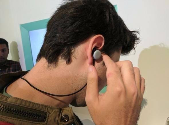 <p>Google Pixel Buds <br />
<br />
Etkinlik sırasında sahnede kulaklıkla İsveççe'den İngilizce'ye tercüme yapıldı. Kulaklığın ABD'de 159 dolar (yaklaşık 570 TL) ücretle piyasaya çıkması bekleniyor. Bu kulaklıklar şimdilik yalnızca Google'ın akıllı telefonu Pixel modelleri ile uyumlu olarak çalışacak.</p>