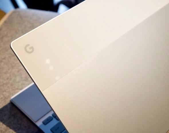 <p>Google Pixelbook <br />
<br />
Cihazla birlikte ayrıca yepyeni bir akıllı kalem olan Pixel Pen de tanıtıldı.</p>