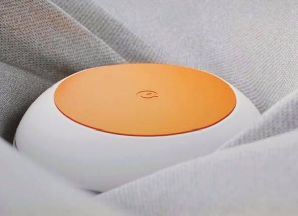 <p>Google Home Mini <br />
<br />
Google Home Mini üç farklı renk seçeneği ile satışa çıkacak. Bunlar mercan, tebeşir beyazı ve kömür renkler... Dün ön siparişleri başlayan cihaz, 19 Ekim‘de Google Home’un satışa sunulduğu 7 farklı ülkede satışa çıkacak.</p>