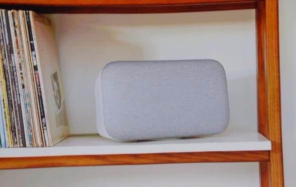 <p>Google Home Max <br />
<br />
Yüksek sesle; ancak hiçbir şekilde müziğin sesini bozmak istemeyenler için özel tasarlanan bu cihaz, bulunduğu odayı analiz ederek sesi doğru dağıtmayı başarıyor.</p>