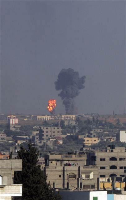 <p>İsrail ordu s&ouml;zc&uuml;s&uuml; Avihai Aderaa, sosyal paylaşım sitesi Twitter hesabından yaptığı a&ccedil;ıklamada, <em><strong>"İsrail ordusu, &uuml;lkenin g&uuml;neyine f&uuml;ze atılmaya devam edilmesine karşılık, Hamas Hareketi'nin g&uuml;&ccedil;lerine ve &ccedil;ıkarlarına y&ouml;nelik askeri operasyon başlattı</strong></em>" ifadelerini kullandı.</p>
