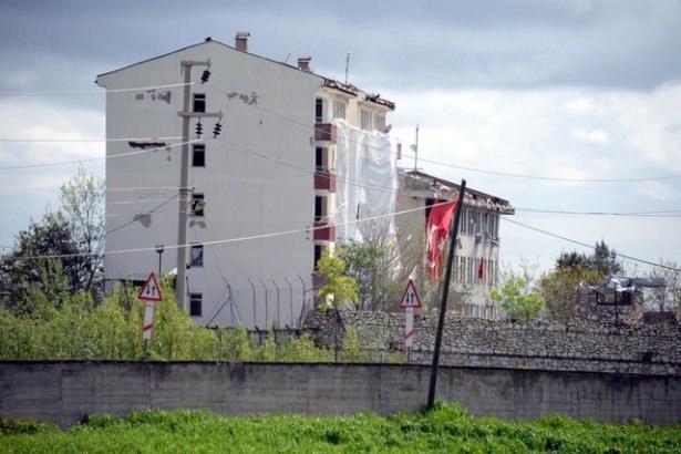 <p>Yol kesen PKK’lı teröristler 5 ton mazot yüklü olan tankere el koyup Lice kırsalına götürdü. Teröristler 2 ton patlayıcı yükledikleri tankeri önceki gün saat 23.08’de Hani İlçe Jandarma Komutanlığı ile lojmanların önüne park etti.</p>
