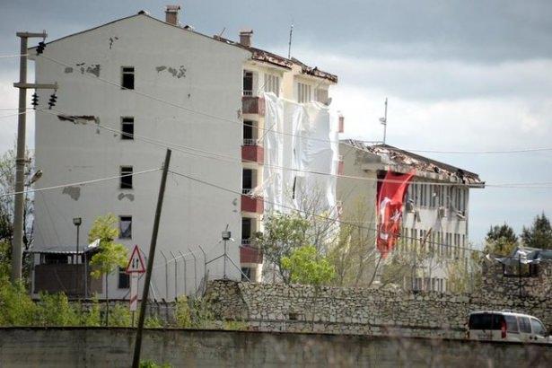 <p>Ancak nöbetçi askerin havaya uyarı ateşi açması üzerine PKK’lı terörist Lice istikametinde bekleyen bir otomobile doğru koşmaya başladı.</p>