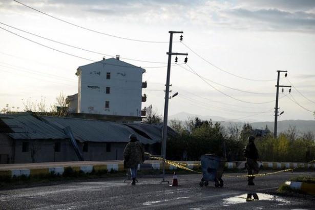 <p>Nöbetçi asker bunun üzerine aracı da hedef alarak ateş açtı. Otomobildeki teröristler de uzun namlulu silahlarla karşılık verdi.</p>