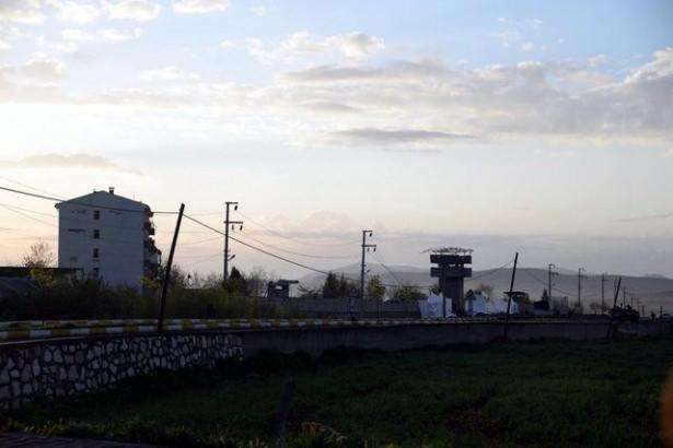 <p>Nöbet kulübesinden ateş altına alınan PKK’lılar, arkadaşlarını beklemeden bomba yüklü tankeri patlattı.</p>
