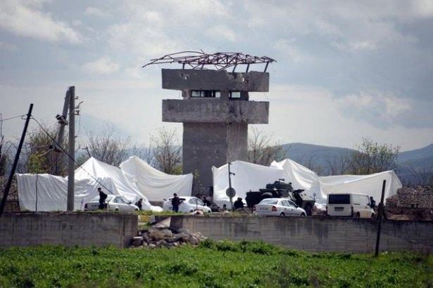 <p>Saldırıyla ilgili 5 kişinin gözaltına alındığı öğrenildi. Büyük hasarın meydana geldiği Hani İlçe Jandarma Komutanlığı’na dev Türk bayrağı asıldı. Lojman ve çevresine branda gerdirildi.</p>
