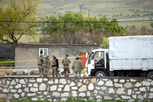 <p>Olay Yeri İnceleme ekipleri, günün ışımasıyla birlikte, patlamanın yaşandığı karakol önünden çarşı merkezine kadar olan geniş bir alanda delil topladı.</p>
