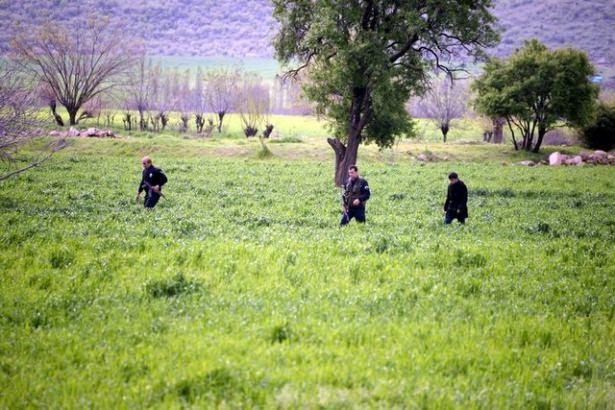 <p>YARALI KOMUTAN 'CASUSLUK' DAVASINDA BERAAT ETMİŞTİ</p>
<p>Saldırıda yaralanan Hani İlçe Jandarma Komutanı Ersel Ezen’in, İzmir Askeri Casusluk Davası’nda yargılandığı ve beraat ettiği öğrenildi. 2015 Temmuz ayından beri İlçe Jandarma Komutanlığı yapan Yüzbaşı Ezen’in, karar duruşmasına görevini aksatmamak için gitmediği belirtildi.</p>
<p>Haberturk</p>