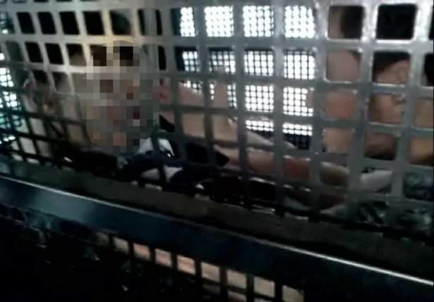 <p>Bursa'da bonzai kullandıktan sonra rahatsızlanan ve polis aracı ile hastaneye kaldırılan gencin ibretlik hali böyle görüntülendi.</p>
